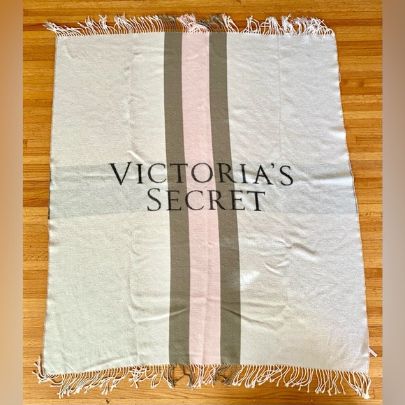 Victoria’s Secret Logo Spellout Super Soft Large Throw Blanket Fringe Edge 2016 - Picture 1 of 7